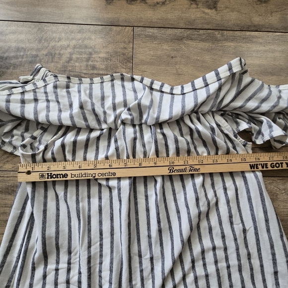 Banana Republic Striped Grey And White Small Top. Great Summer Top. - Picture 7 of 8